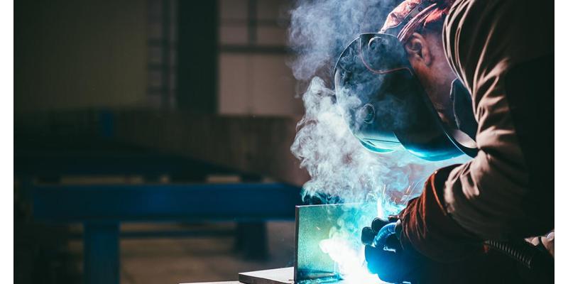 Cosa Contengono i Fumi di Saldatura? Rischi per la Salute e Contaminazione sul Lavoro